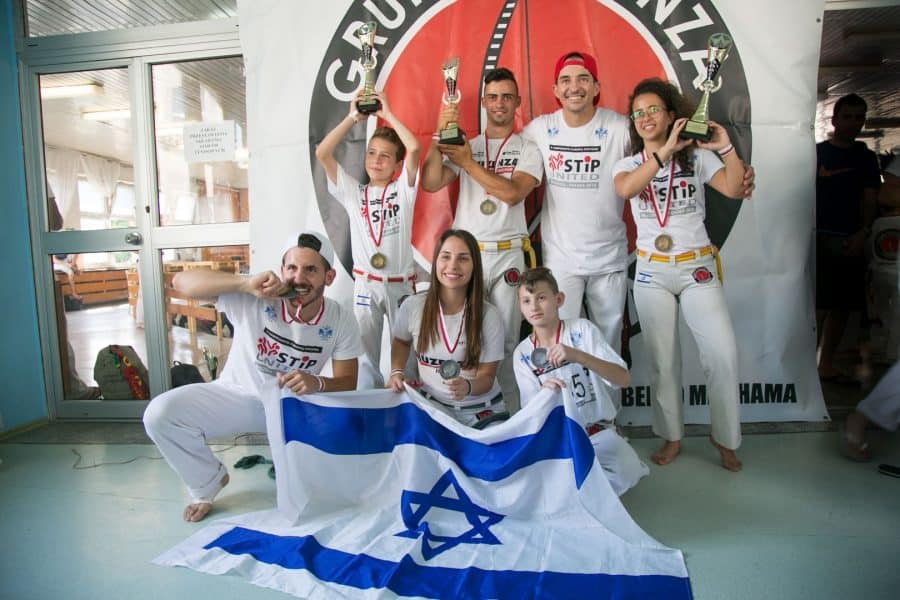 הזוכים המאושרים ביחד עם המדריך פטריק גובו. עומדים מימין לשמאל: ניקול דניאל, פטריק גובו, ישראל פולק, אורי כהן. יושבים מימין לשמאל: מתן פלוטקין, סתו אקרמן, ישראל קדוש.