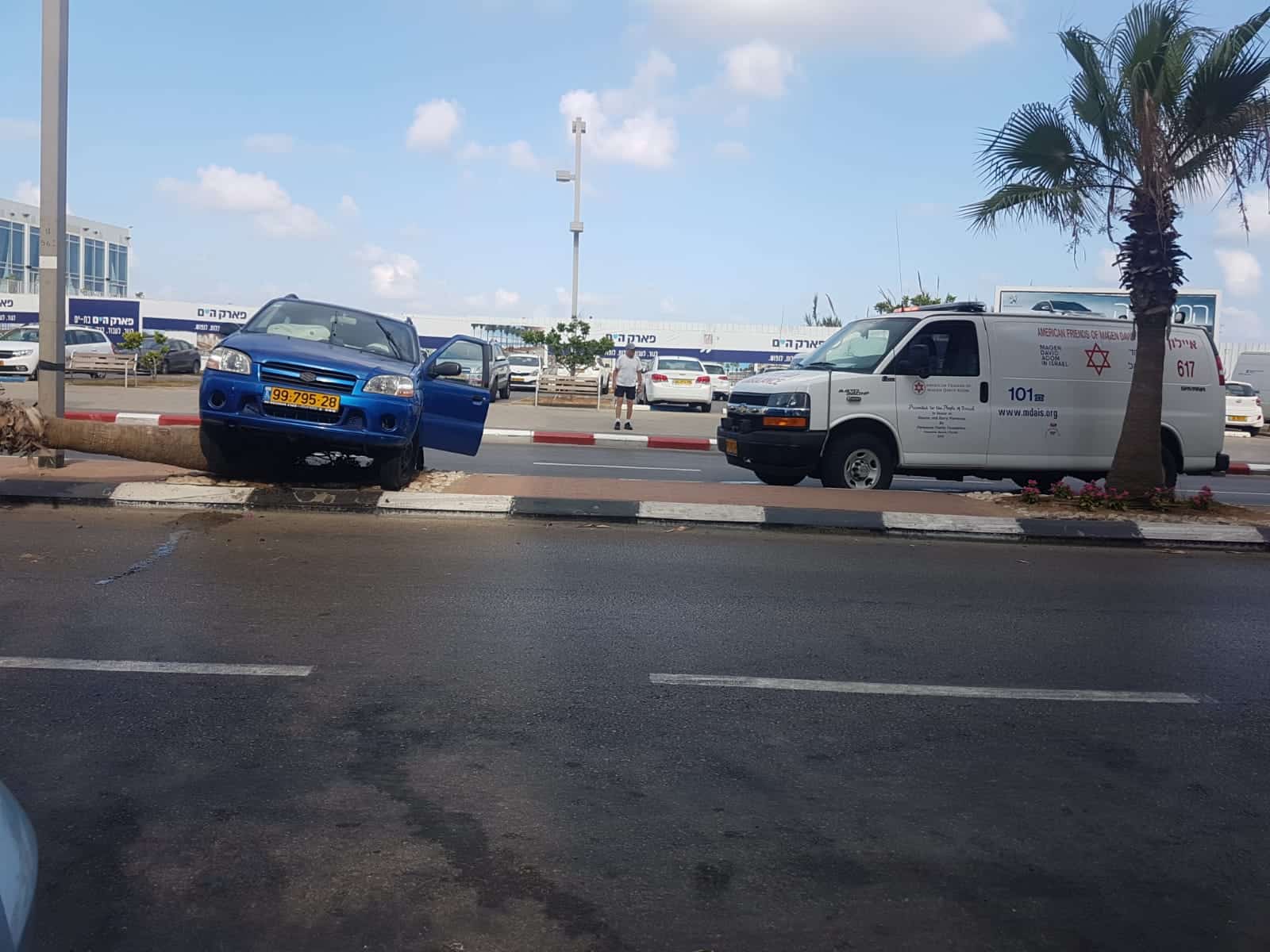זירת התאונה ברחוב בן גוריון הבוקר, צילום: דוברות הצלה סניף חולון בת ים