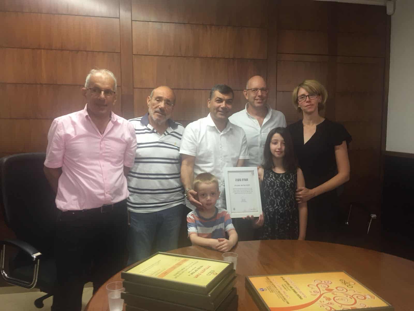 משפחת כרם מנכל אסקו והנהלת העיר .צילום: דוברות העירייה