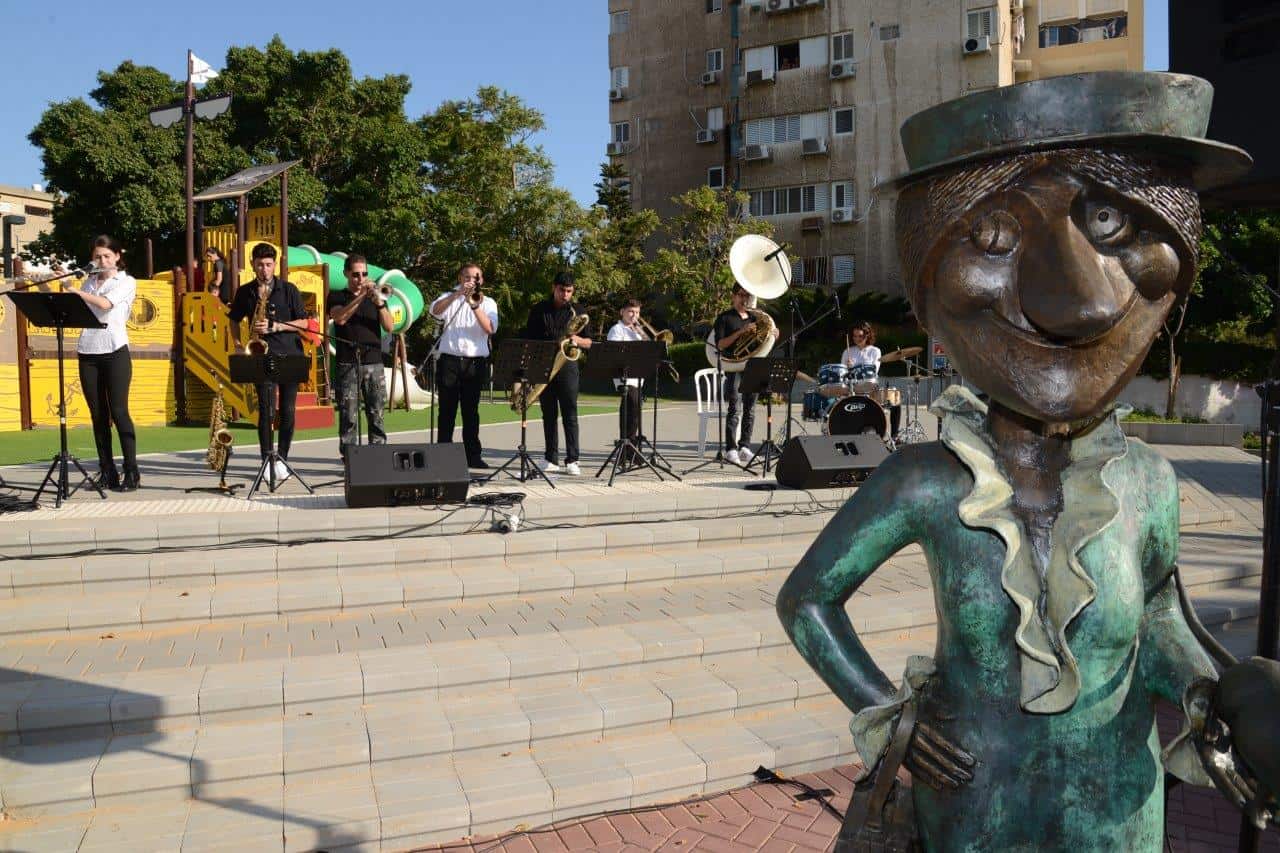 חנוכת גן סיפור צ'בורשקה וחבריו, צלם-אלי נאמן