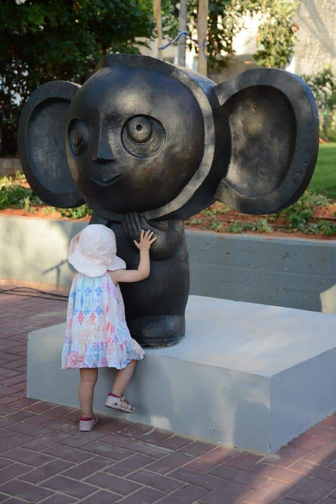 צ'בורשקה וידידה צעירה. צלם-אלי נאמן