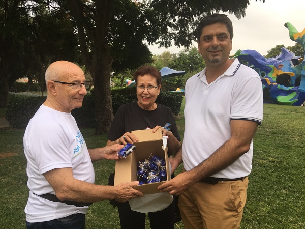 חלוקת ערכות לאיסוף צואת כלבים בחולון, צילום-עיריית חולון