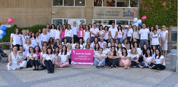 מנכל עיריית חולון יוסי סילמן ועובדי העירייה מצטלמים לציון חודש המודעות הבינלאומי לסרטן השד, 2018. צילום-טל קירשנבאום