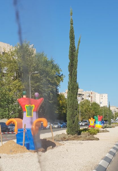 פסלי חוצות צבעוניים בשדרות ירושלים בחולון, צילום-עיריית חולון