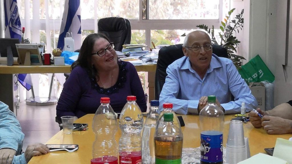 ראש עיריית חולון, מוטי ששון, ומנהלת לשכתו הפורשת, ציפי חרש באירוע פרישתה לגמלאות. צילום-טל קירשנבאום