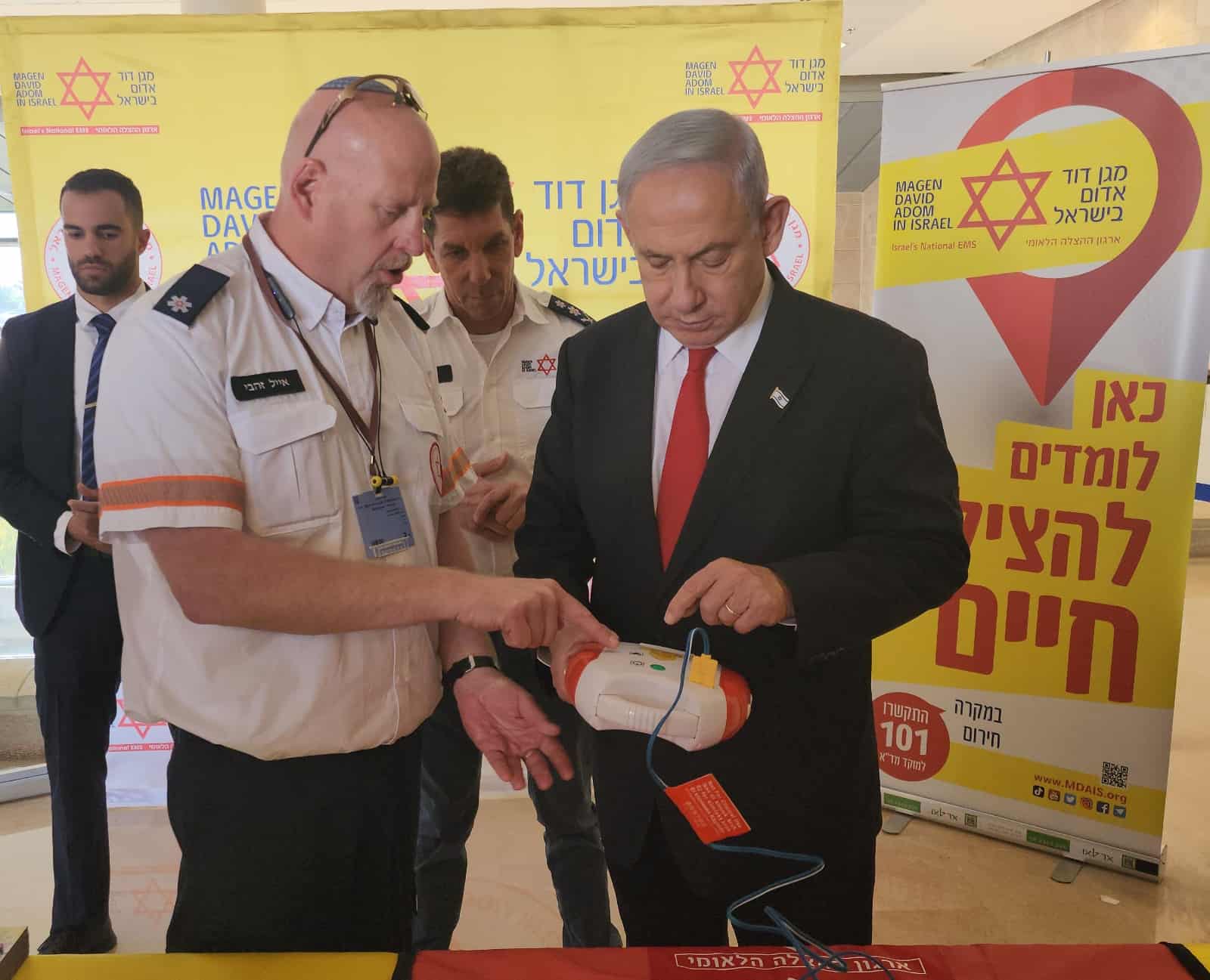 ראש הממשלה בנימין נתניהו ביקר אתמול בעמדת מגן דוד אדום בכנסת והתנסה בהפעלת מכשיר המפעם. צילום: דוברות מד"א