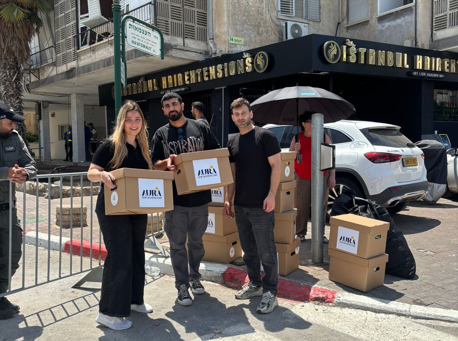 חברת אאורה חילקה חבילות סיוע לתושבי בת ים. צילום באדיבות חברת אאורה