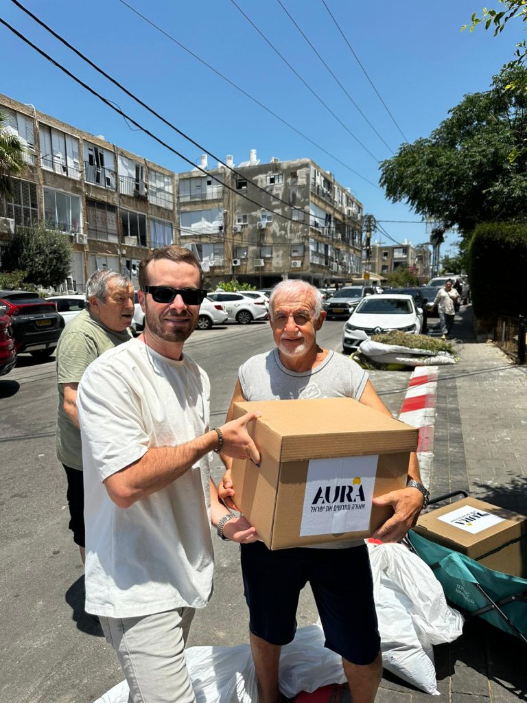 חברת אאורה חילקה חבילות סיוע לתושבי בת ים. צילום באדיבות חברת אאורה